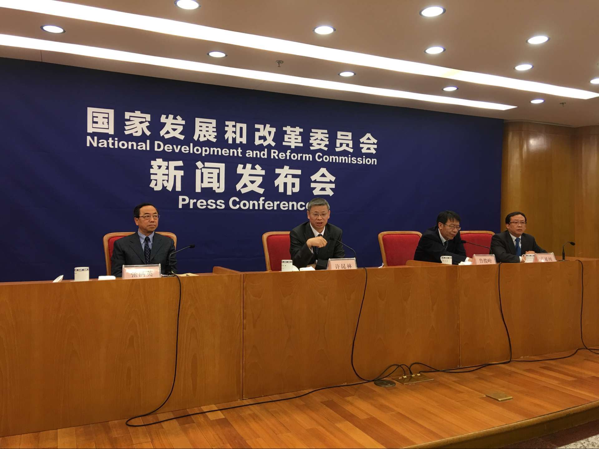 发改委:中美贸易摩擦背景下就业信心来自三方面-资料简介网